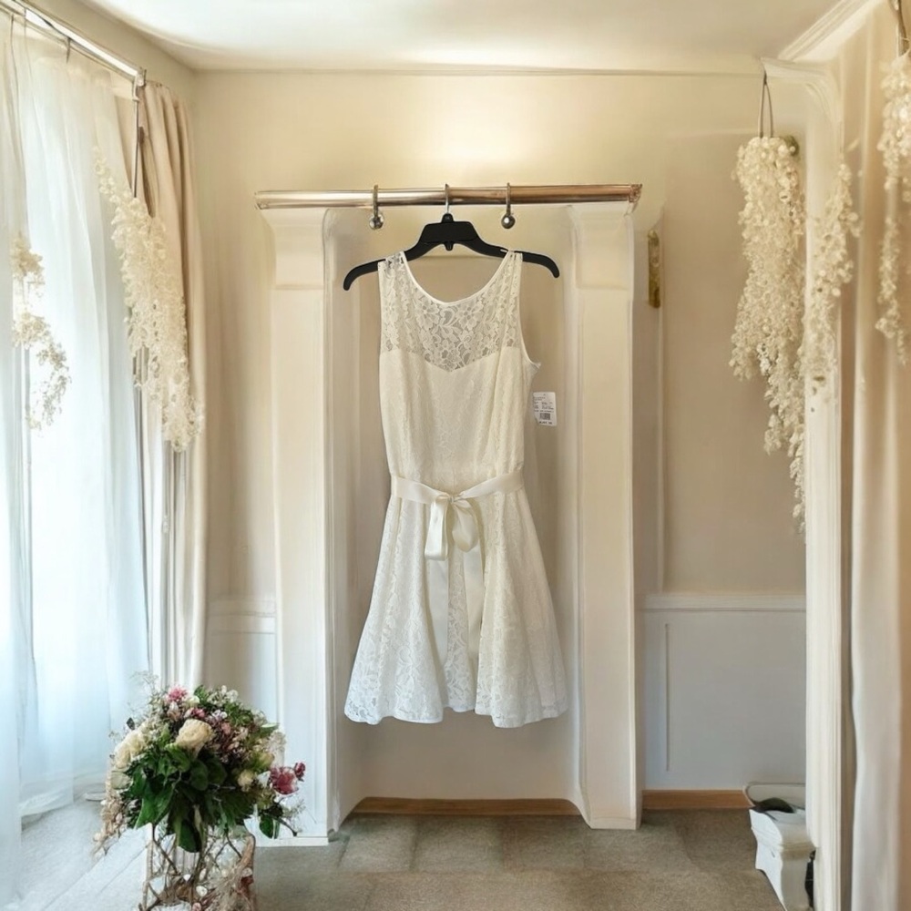 Elegant Ivory Lace Wedding Dress